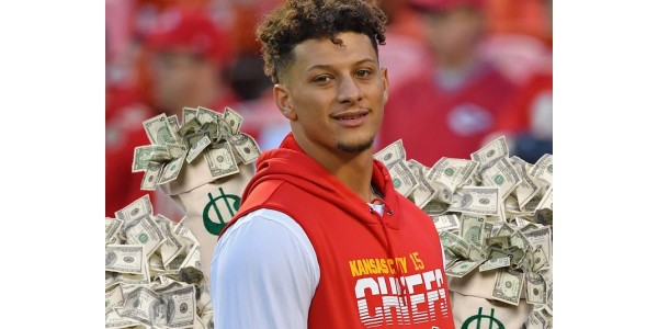 Kansas City Chiefs signerar Patrick Mahomes med det största kontraktet i idrottshistoria